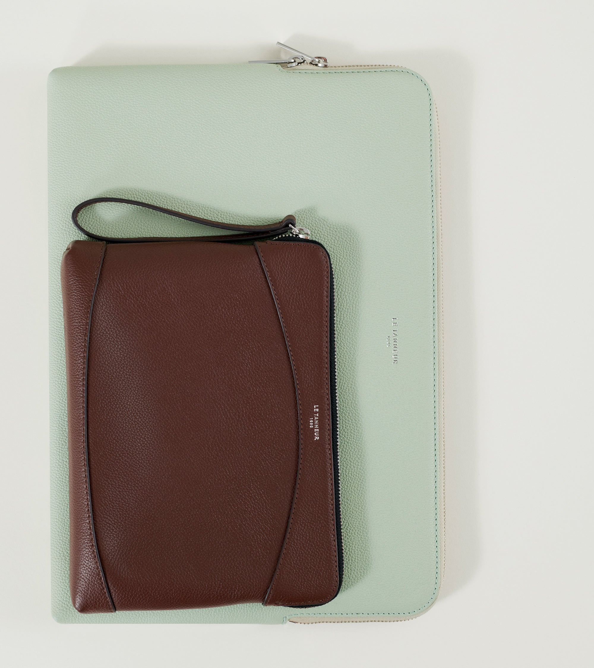Zipped pouch in grained leather