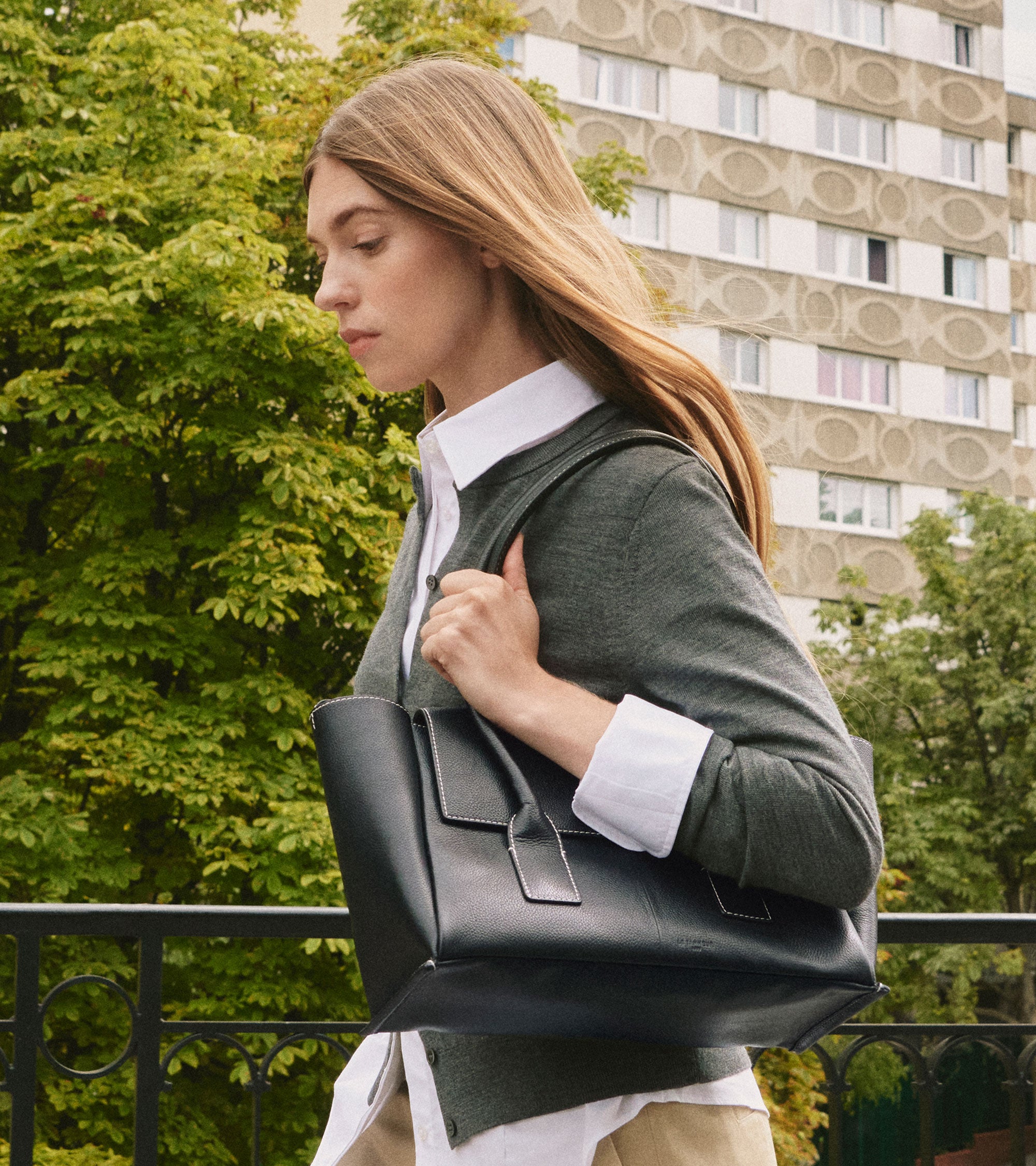 Sac cabas moyen modèle à rabat Elena en cuir grainé