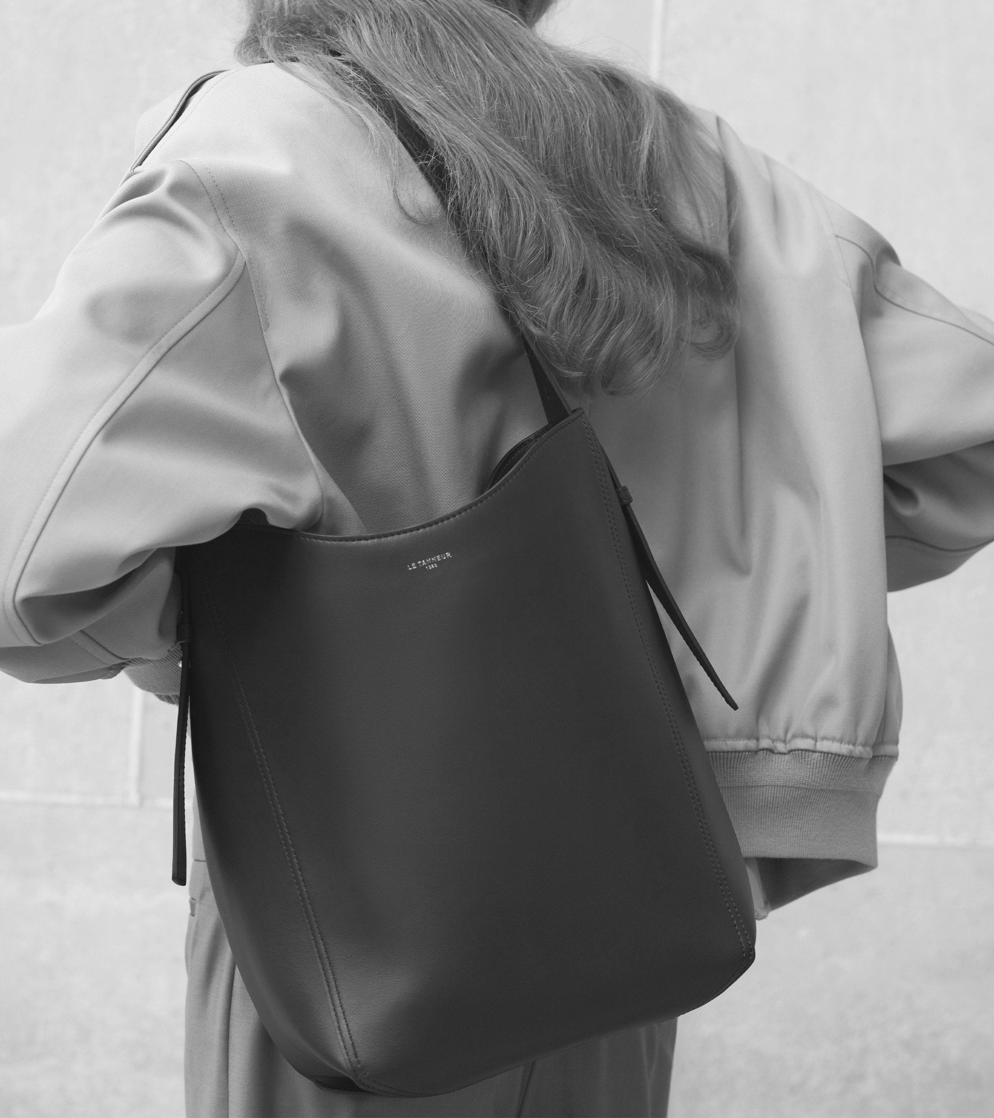 Mittelgroße Hobo-Tasche Céleste aus Glattleder