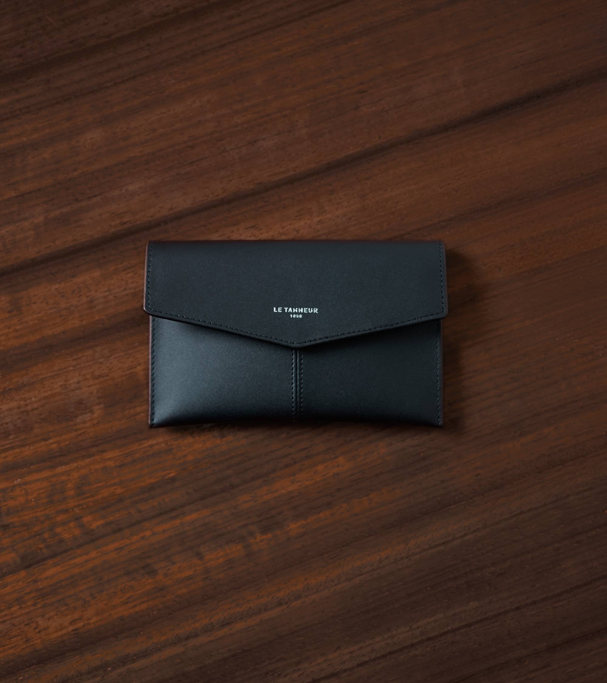 Charlotte medium envelope clutch in smooth leather